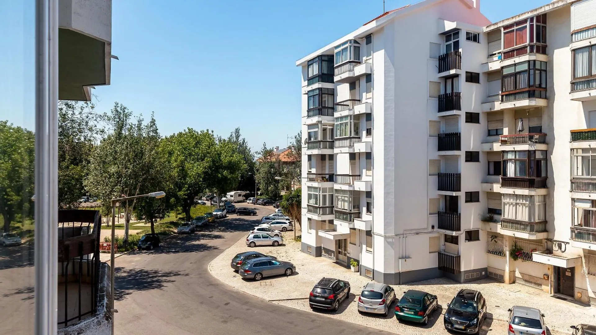 Spacious Apartment T3 Near Beach Estoril
