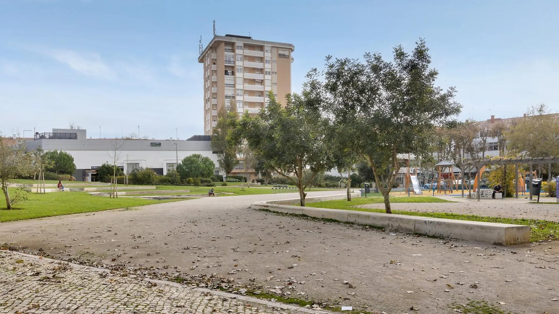 Spacious Apartment T3 Near Beach Estoril