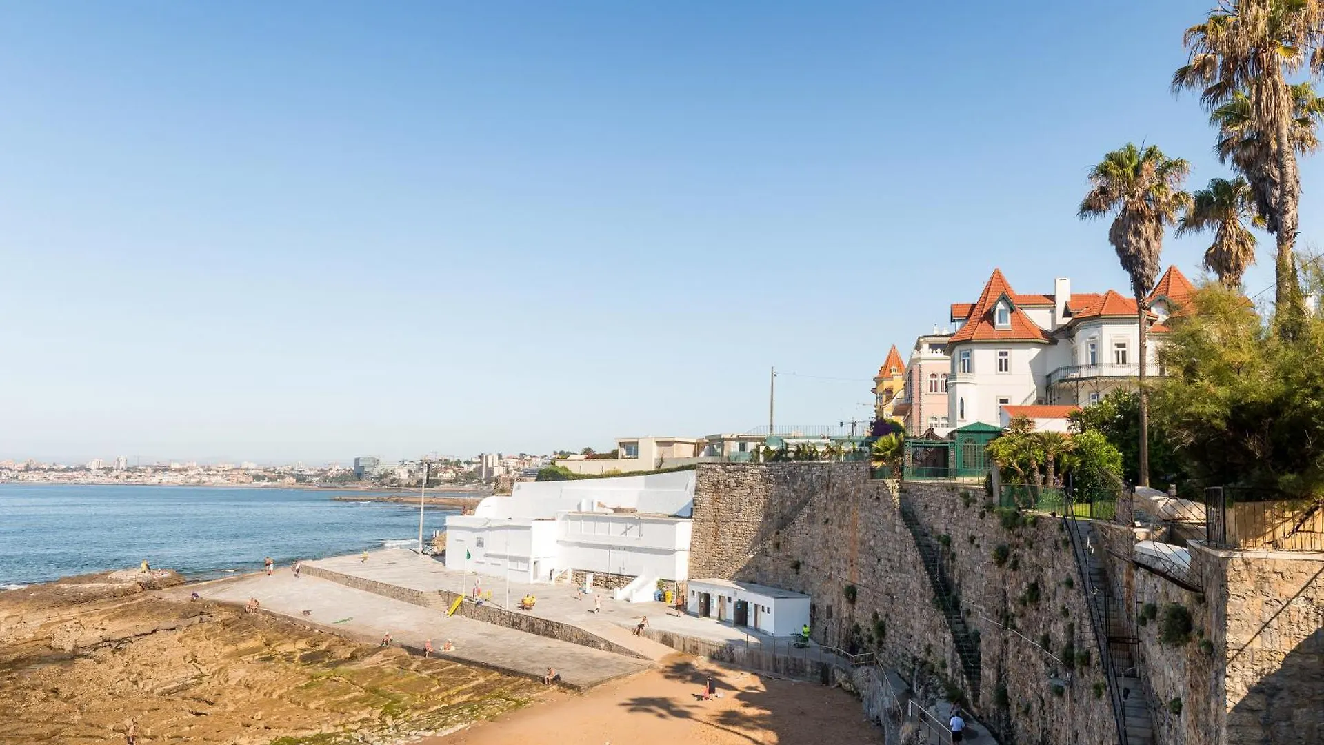 Spacious Apartment T3 Near Beach Estoril